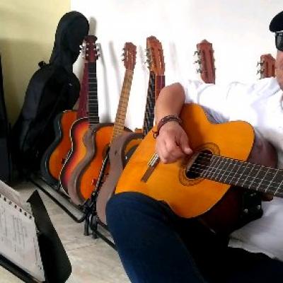 Profesor Guitarra Acústica Vladimir Timarán. E.M Amadeus.