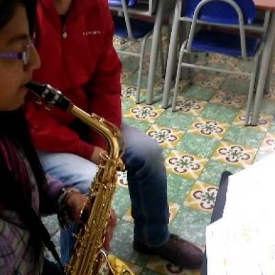 Estudiante, en clase de saxofón con el maestro Alex Villota. E.M Amadeus
