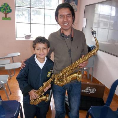 En clase de saxofón con El Maestro Oscar Velásquez