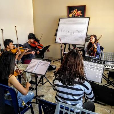 En clase con jóvenes estudiantes de violín. E.M Amadeus.