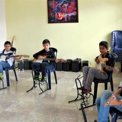 Estudiantes de Guitarra Eléctrica. E.M Amadeus