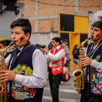 Estudiantes de Saxofón. E.M Amadeus participando en desfile municipal.