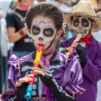 Ejecutante de flauta dulce de la E.M Amadeus, en desfile del carnavalito.