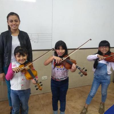 En clase de violín con la maestra María José Chamorro. E.M Amadeus.